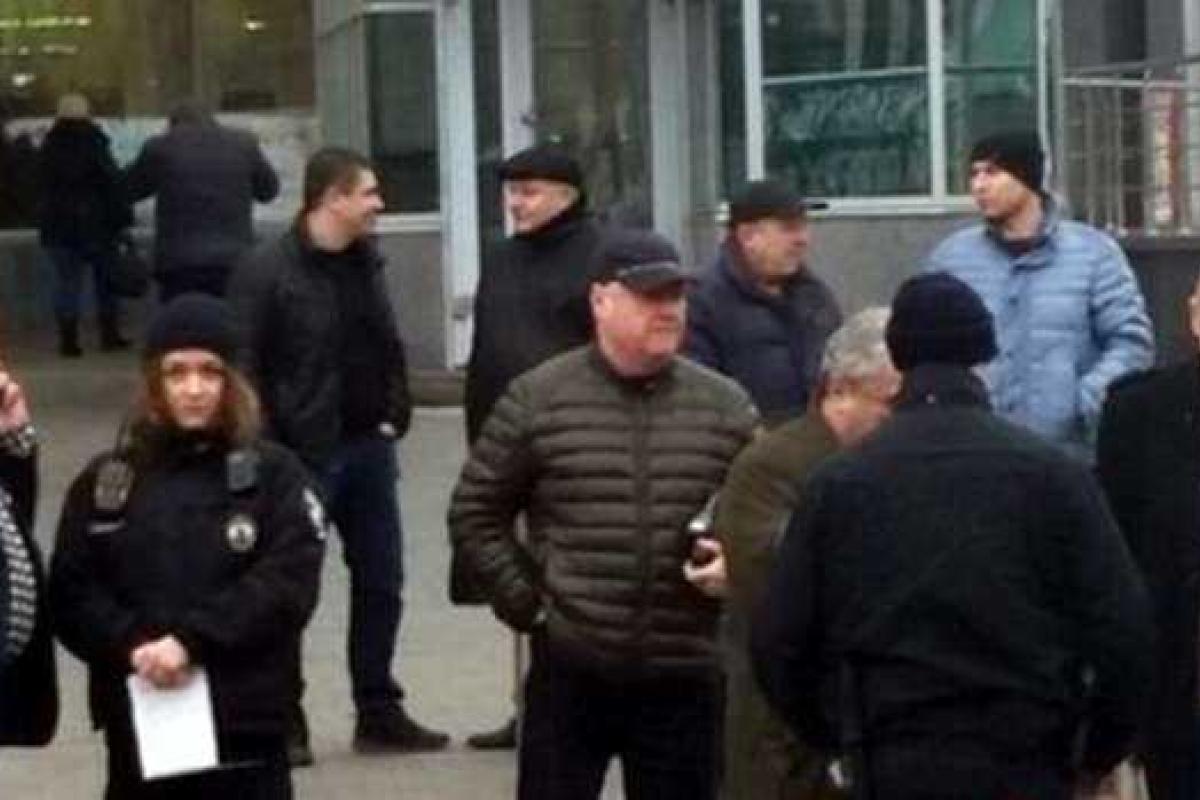 В Виннице полицейские составили протокол за нарушение правил парковки на отца спикера парламента Украины В Виннице полицейские составили протокол за нарушение правил парковки на отца спикера парламента Украины