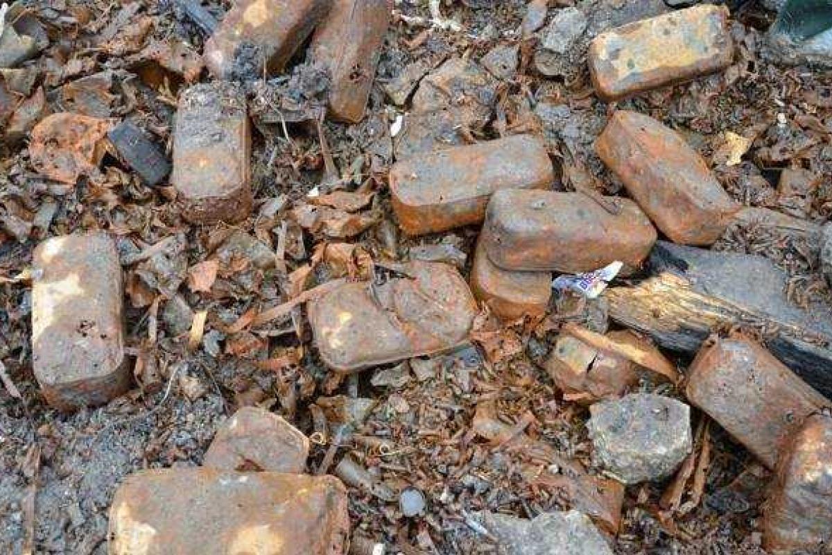 Жители Сватово, рискуя жизнью, пытаются разжиться металлом на сгоревшем складе боеприпасов