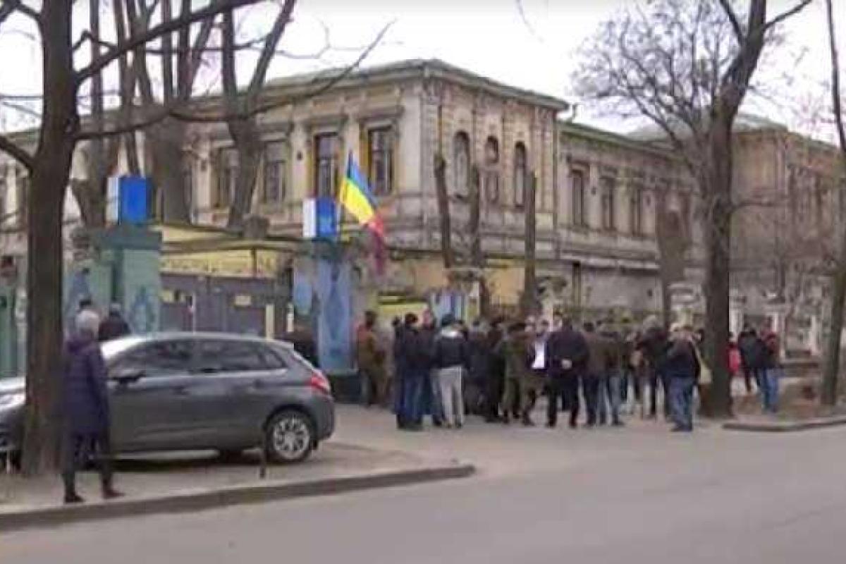 В Днепропетровске активисты протестуют против возможного закрытия военного госпиталя В Днепропетровске активисты протестуют против возможного закрытия военного госпиталя