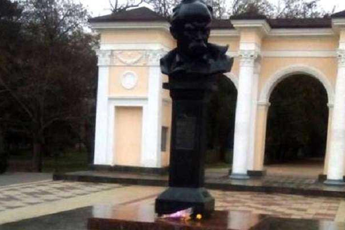 Жители Симферополя в годовщину Майдана возложили цветы к памятнику Шевченко: полиция отреагировала молниеносно Жители Симферополя в годовщину Майдана возложили цветы к памятнику Шевченко: полиция отреагировала молниеносно