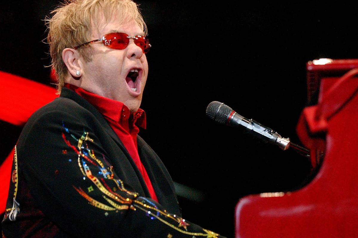 Элтон Джон дал мини-концерт на вокзале в Лондоне