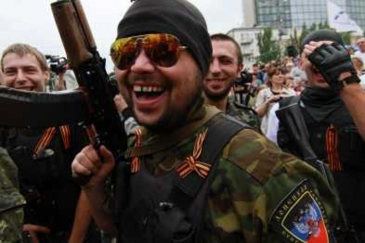 Политический эксперт: Кремль решает что выгоднее - поддерживать войну на Донбассе или забрать в РФ боевиков с семьями Политический эксперт: Кремль решает что выгоднее - поддерживать войну на Донбассе или забрать в РФ боевиков с семьями