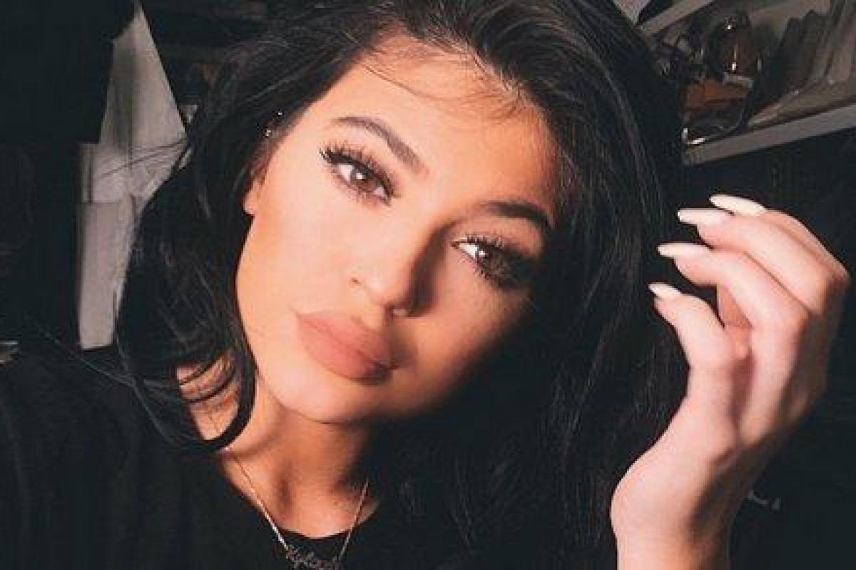 Модель Кайли Дженнер поразила поклонников пикантным нарядом Модель Кайли Дженнер поразила поклонников пикантным нарядом