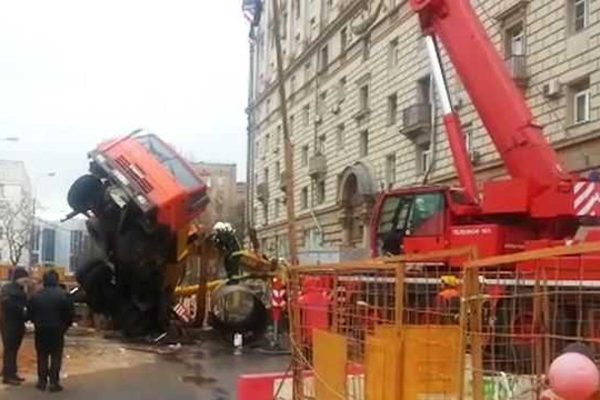 В российской столице на строительной площадке рухнул кран: стрела оказалась на проезжей части