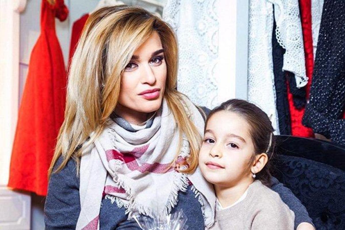 Телеведущая Ксения Бородина порадовала фанатов ретро-снимком из личного архива