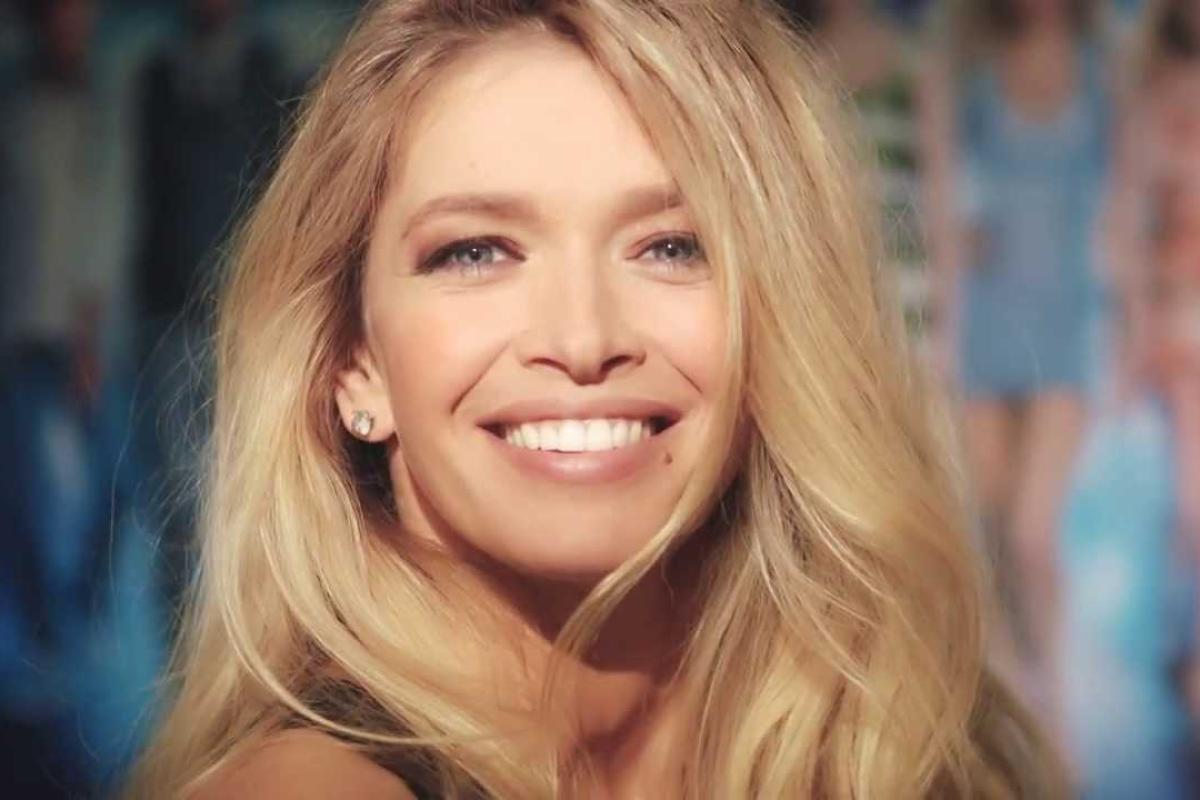 Певица Вера Брежнева сверкнула розовыми волосами на обложке журнала "Pink"