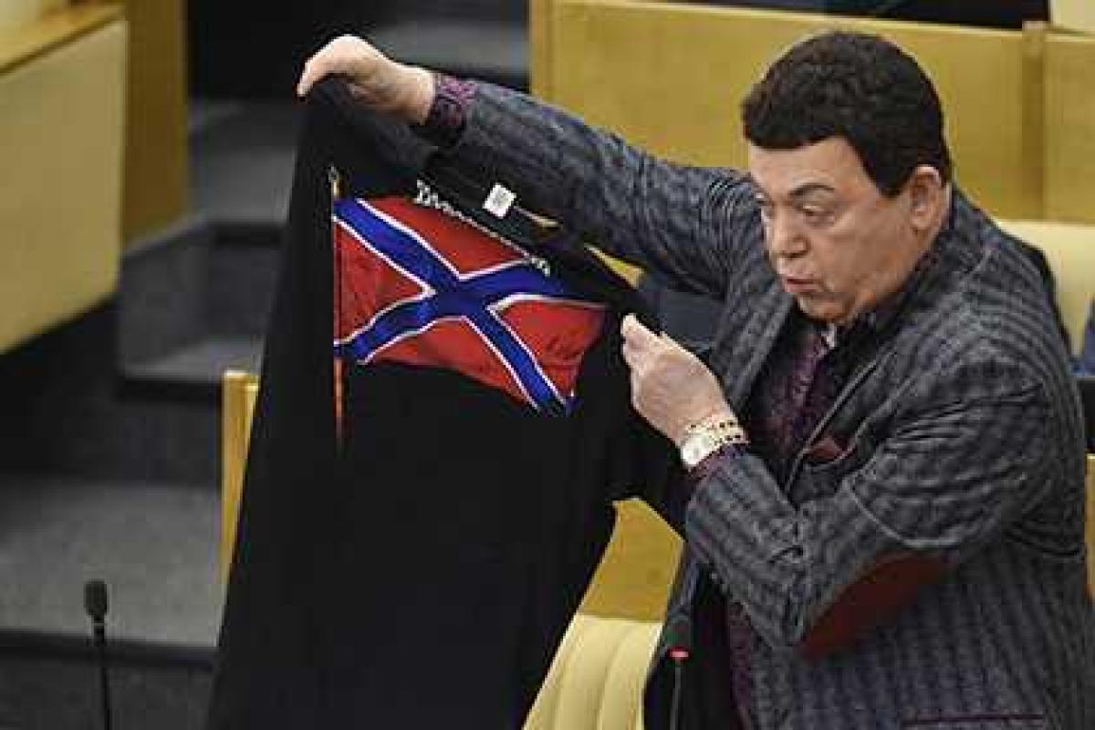 В Сирии депутат Госдумы РФ Кобзон раздавал российским пилотам "ордена ДНР" - СМИ В Сирии депутат Госдумы РФ Кобзон раздавал российским пилотам "ордена ДНР" - СМИ