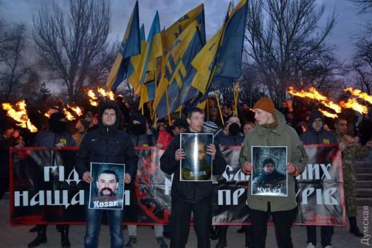 В Одессе провели факельный марш в память о бойцах "Азова", погибших в зоне АТО В Одессе провели факельный марш в память о бойцах "Азова", погибших в зоне АТО