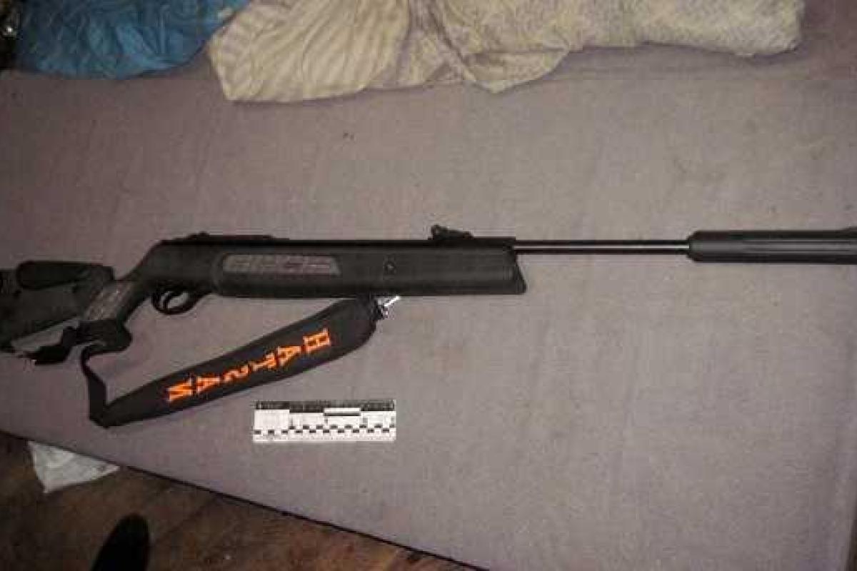 В Киеве 39-летний мужчина, "заправившись" алкоголем решил пострелять по людям из окна своей квартиры В Киеве 39-летний мужчина, "заправившись" алкоголем решил пострелять по людям из окна своей квартиры