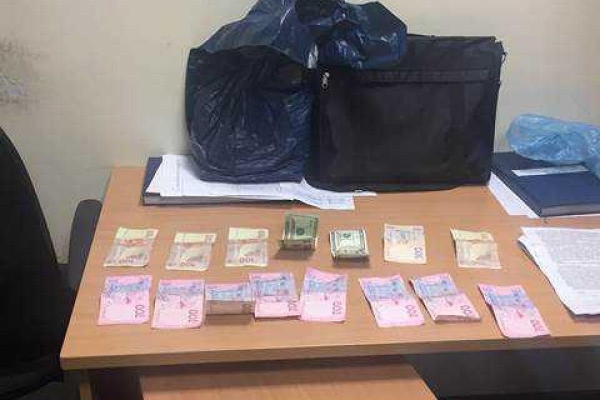 СБУ "на горячем" при получении взятки задержала таможенников во Львовском аэропорту СБУ "на горячем" при получении взятки задержала таможенников во Львовском аэропорту