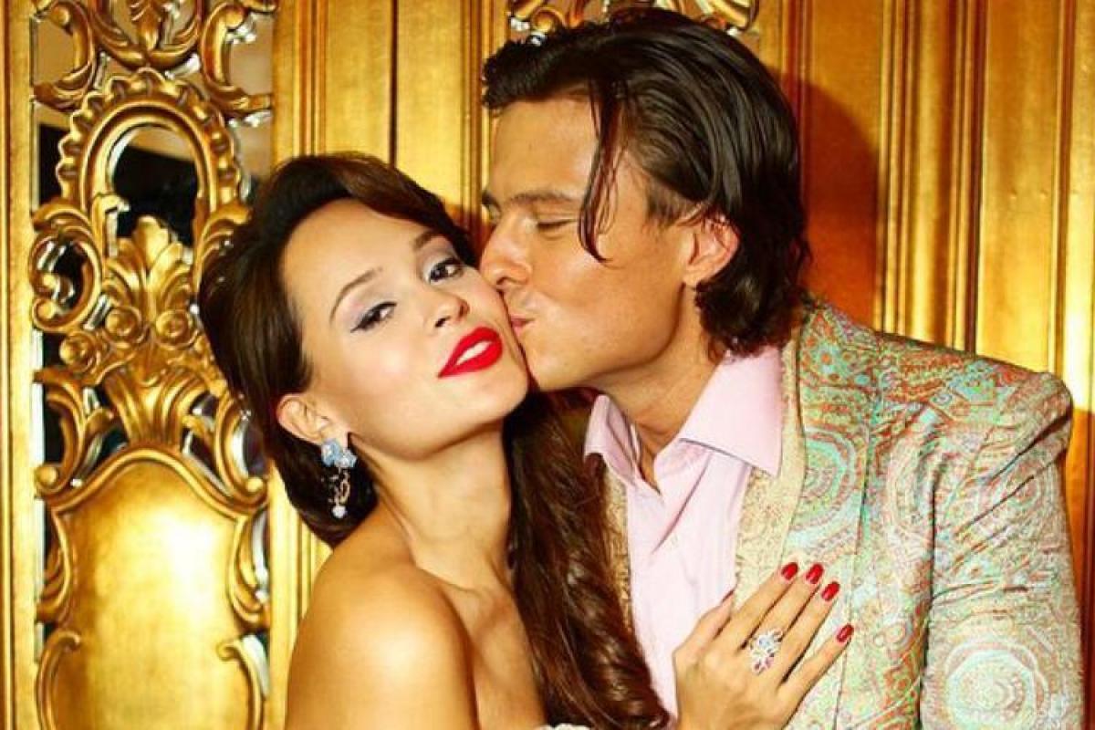 Прохор Шаляпин вышел на подиум со своей красавицей-невестой Прохор Шаляпин вышел на подиум со своей красавицей-невестой