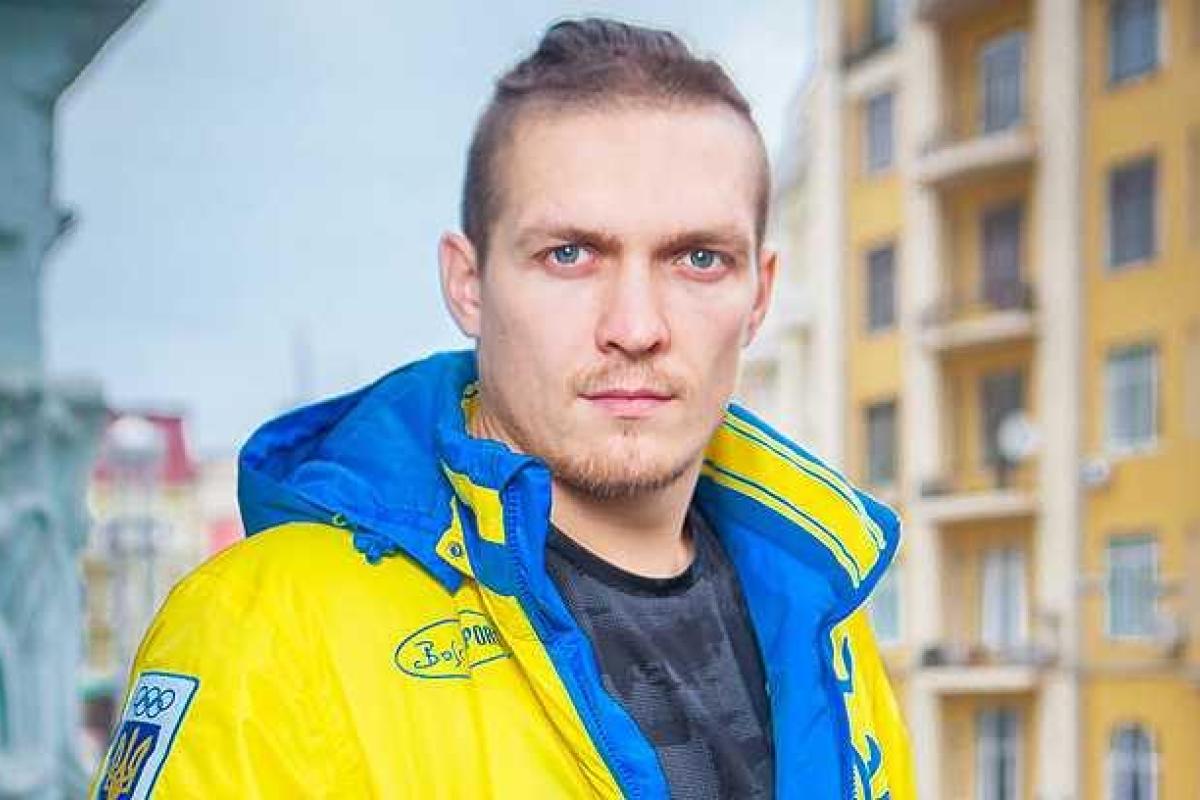 Боксер Александр Усик гуляет по улицам родного Симферополя в форме сборной Украины