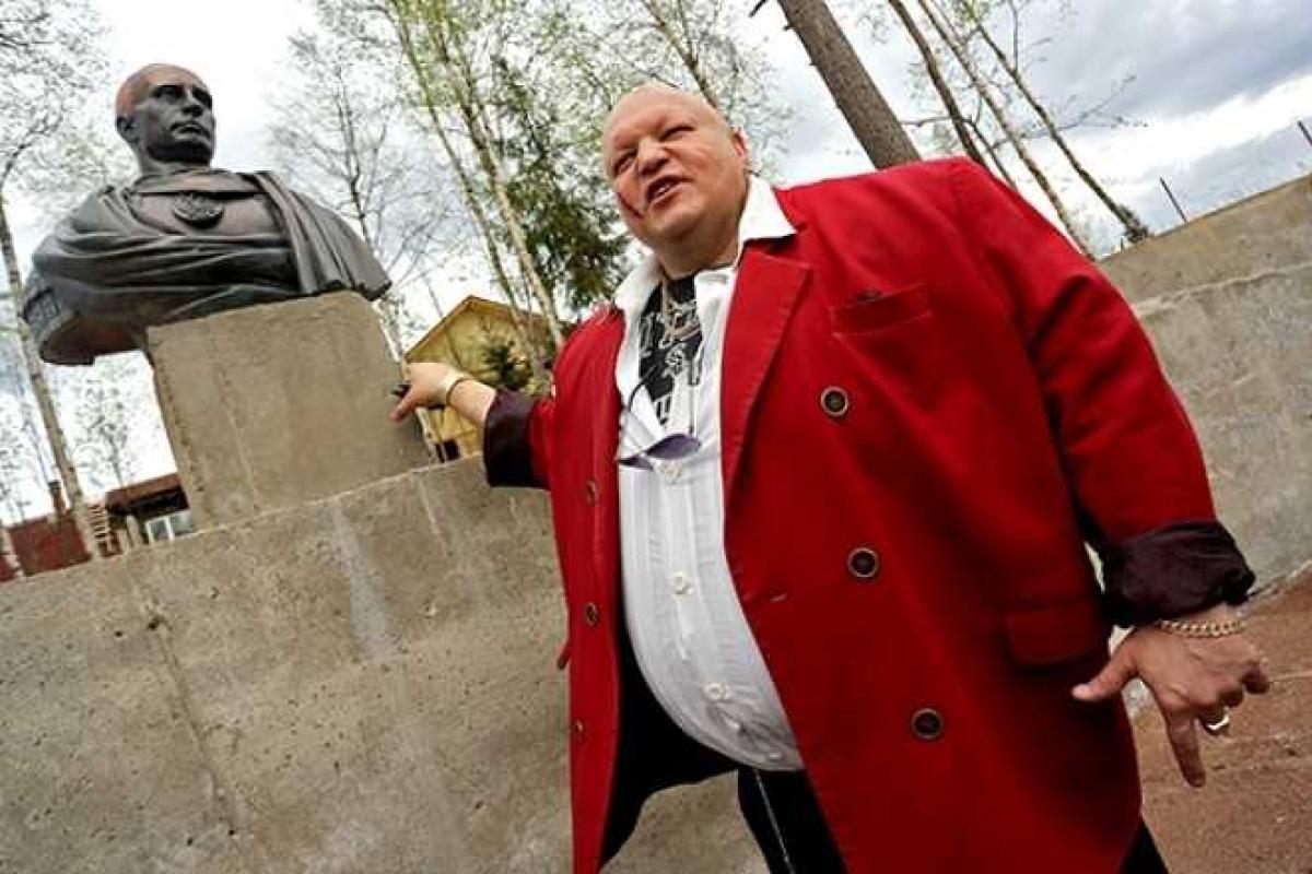 Стас Барецкий шокировал публику очередной акцией: шоумен подарил валютным ипотечникам 30 тысяч долларов 