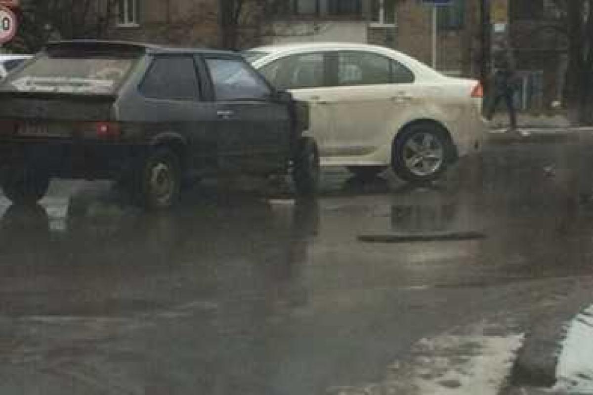 Жуткое ДТП в Донецке: столкнулись три авто, молодой девушке оторвало ногу Жуткое ДТП в Донецке: столкнулись три авто, молодой девушке оторвало ногу