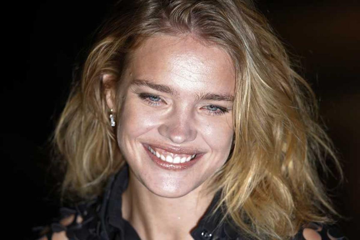 Беременная супермодель Наталья Водянова впервые показала округлившийся животик