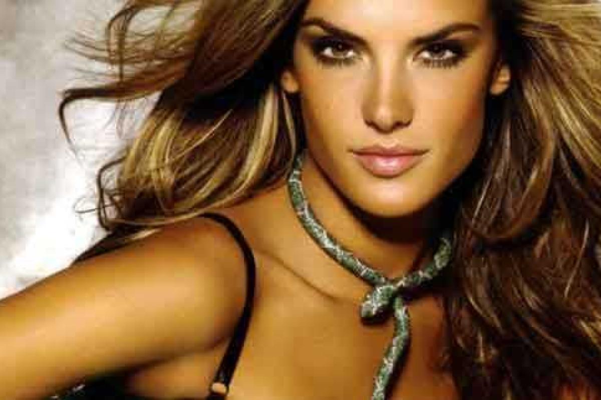 Модель Алессандра Амбросио опубликовала новые пикантные снимки