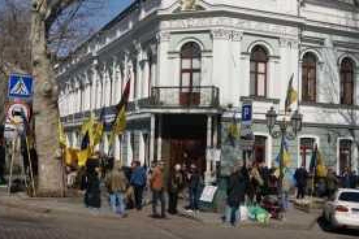 Митинг в Одессе: активисты грозят перекрыть въезды в город, готовят покрышки и ставят палатки у здания прокуратуры