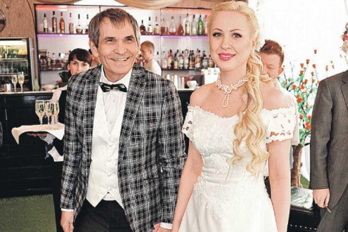 Молодая жена родила сына продюсеру Бари Алибасову