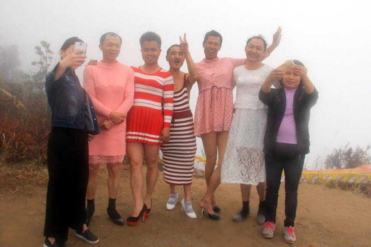 В Китае мужчины в платьях и на каблуках поднялись на гору в честь 8 Марта В Китае мужчины в платьях и на каблуках поднялись на гору в честь 8 Марта