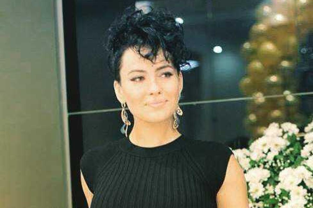 Певица Даша Астафьева удивила поклонников новым нелепым нарядом Певица Даша Астафьева удивила поклонников новым нелепым нарядом