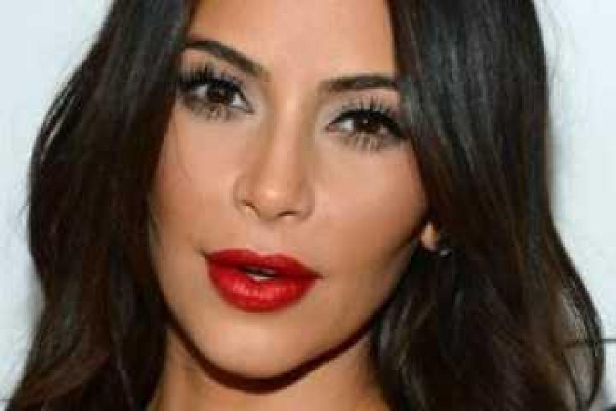 Светская львица Ким Кардашьян очаровала поклонников лицом без косметики