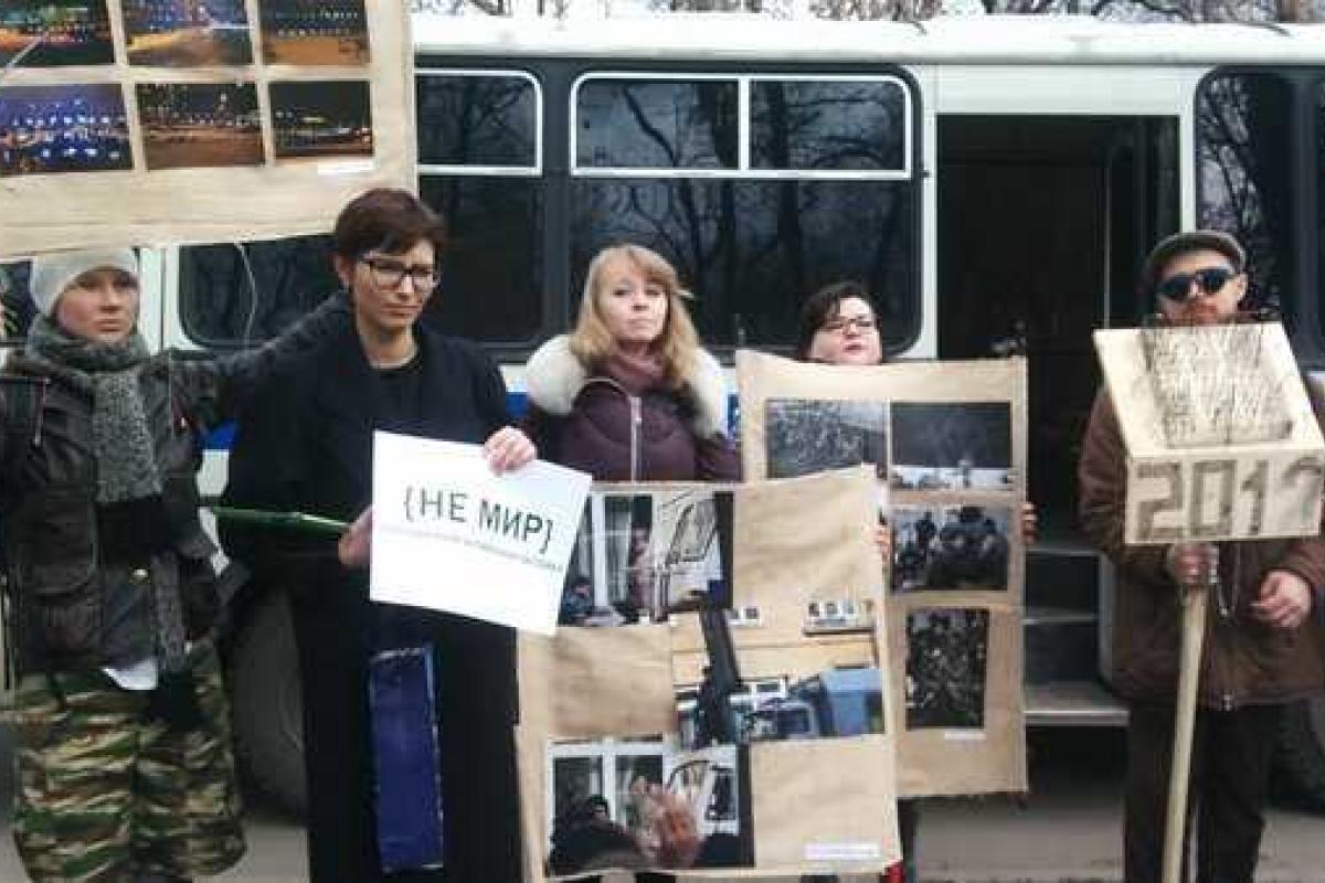 В Москве полиция задержала художников-участников антивоенной выставки "НЕ МИР" В Москве полиция задержала художников-участников антивоенной выставки "НЕ МИР"