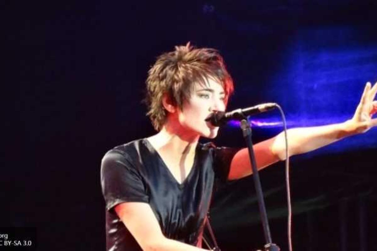 Земфира во время концерта в Таллине прямо со сцены прыгнула в толпу фанатов Земфира во время концерта в Таллине прямо со сцены прыгнула в толпу фанатов