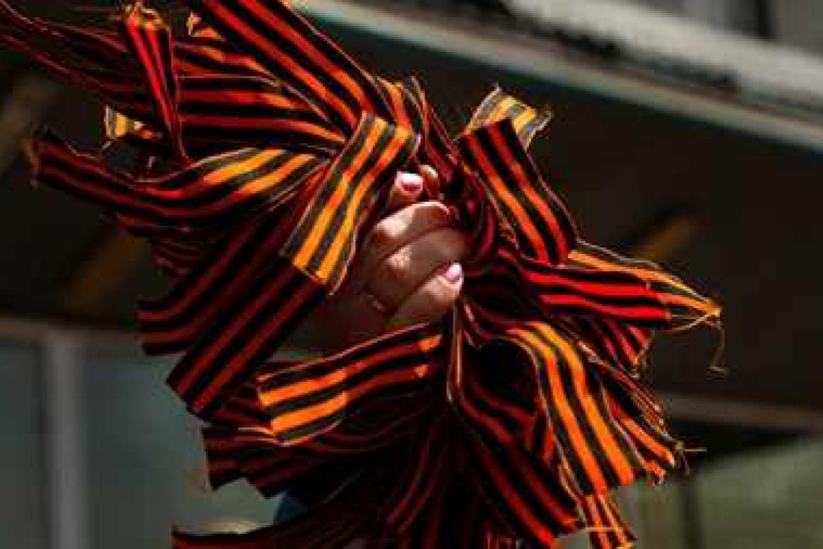 В Украине начнут наказывать любителей сепаратистской символики: за ношение георгиевской ленты придется заплатить штраф В Украине начнут наказывать любителей сепаратистской символики: за ношение георгиевской ленты придется заплатить штраф