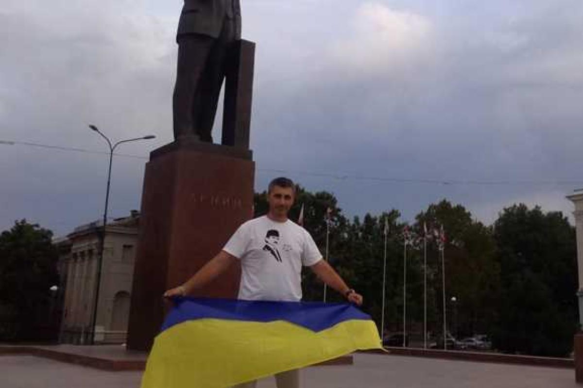 Жителя Симферополя по решению суда оштрафовали за фото с флагом Украины Жителя Симферополя по решению суда оштрафовали за фото с флагом Украины