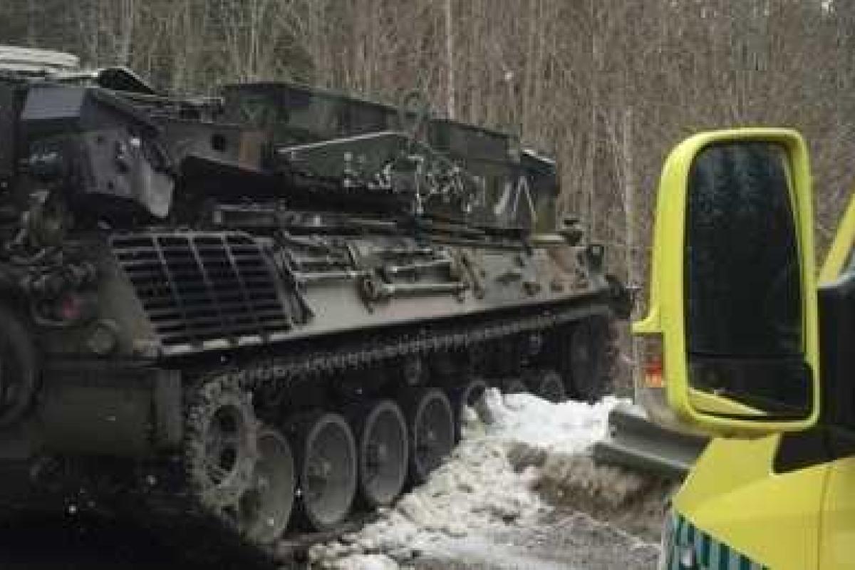 В Норвегии во время военных учений НАТО броневик переехал гражданский автомобиль: водитель погиб В Норвегии во время военных учений НАТО броневик переехал гражданский автомобиль: водитель погиб