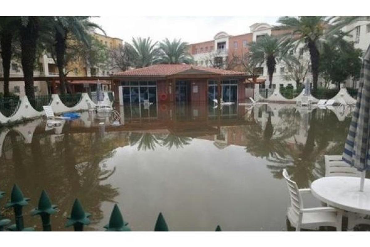 Проливные дожди затопили улицы Дубаи: закрыты школы и аэропорт