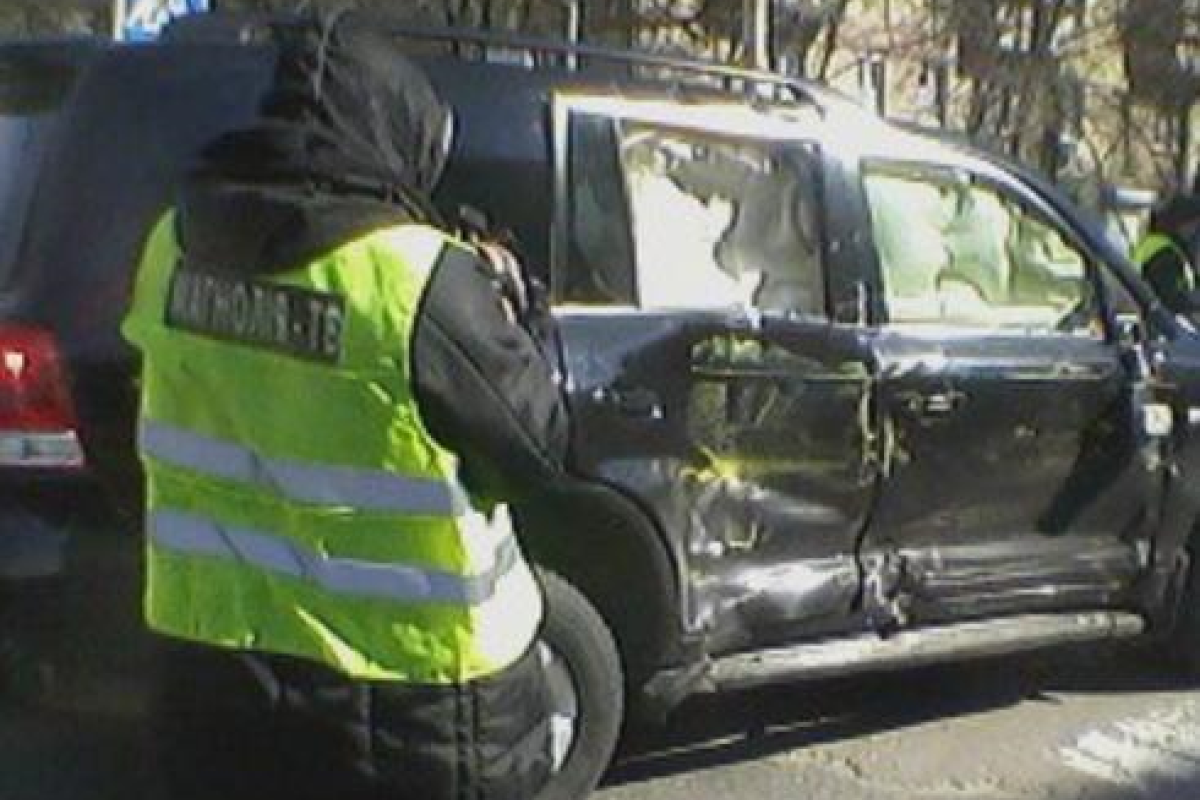 В Киеве женщина за рулем автомобиля "Toyota" на перекрестке не пропустила маршрутку: жертв нет  В Киеве женщина за рулем автомобиля "Toyota" на перекрестке не пропустила маршрутку: жертв нет