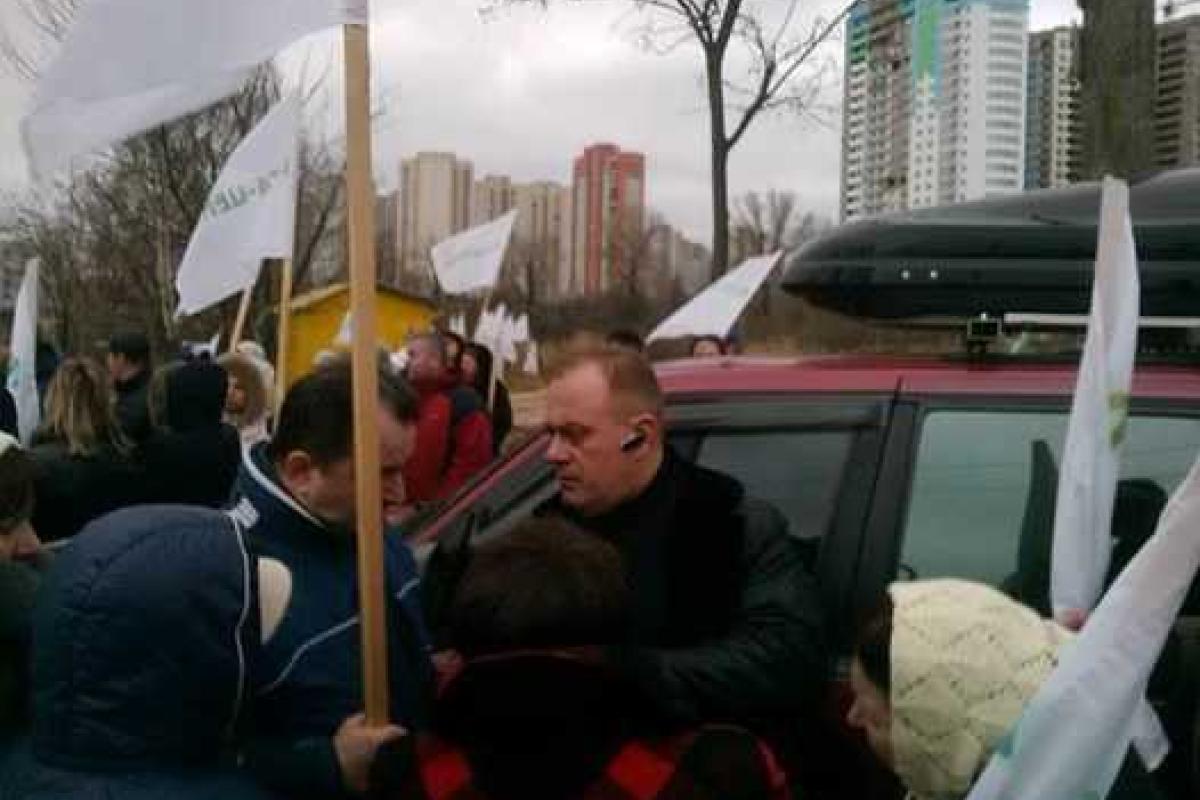 В Киеве произошло столкновение возле стройплощадки: местные жители пытаются "отбить" у застройщиков озеро В Киеве произошло столкновение возле стройплощадки: местные жители пытаются "отбить" у застройщиков озеро