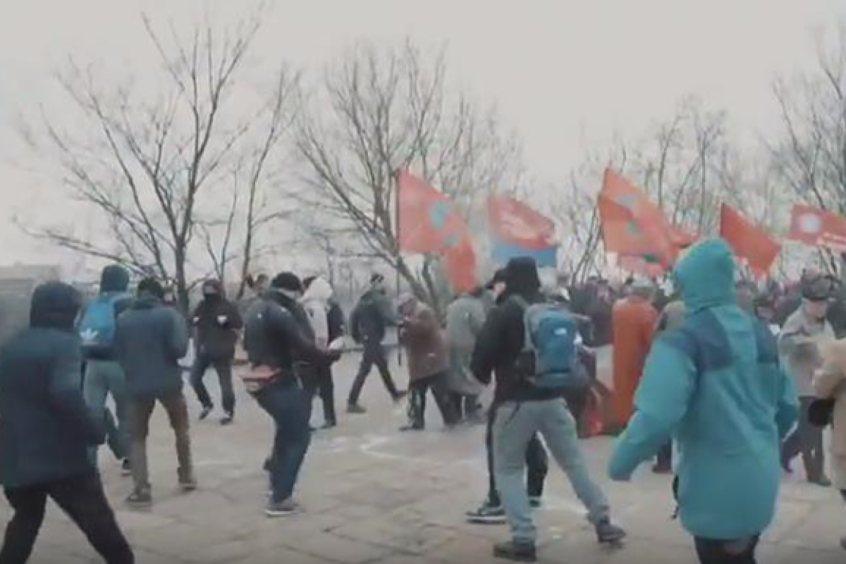 В Киеве группа молодых людей напала на пенсионеров, собравшихся на митинг сторонников СССР