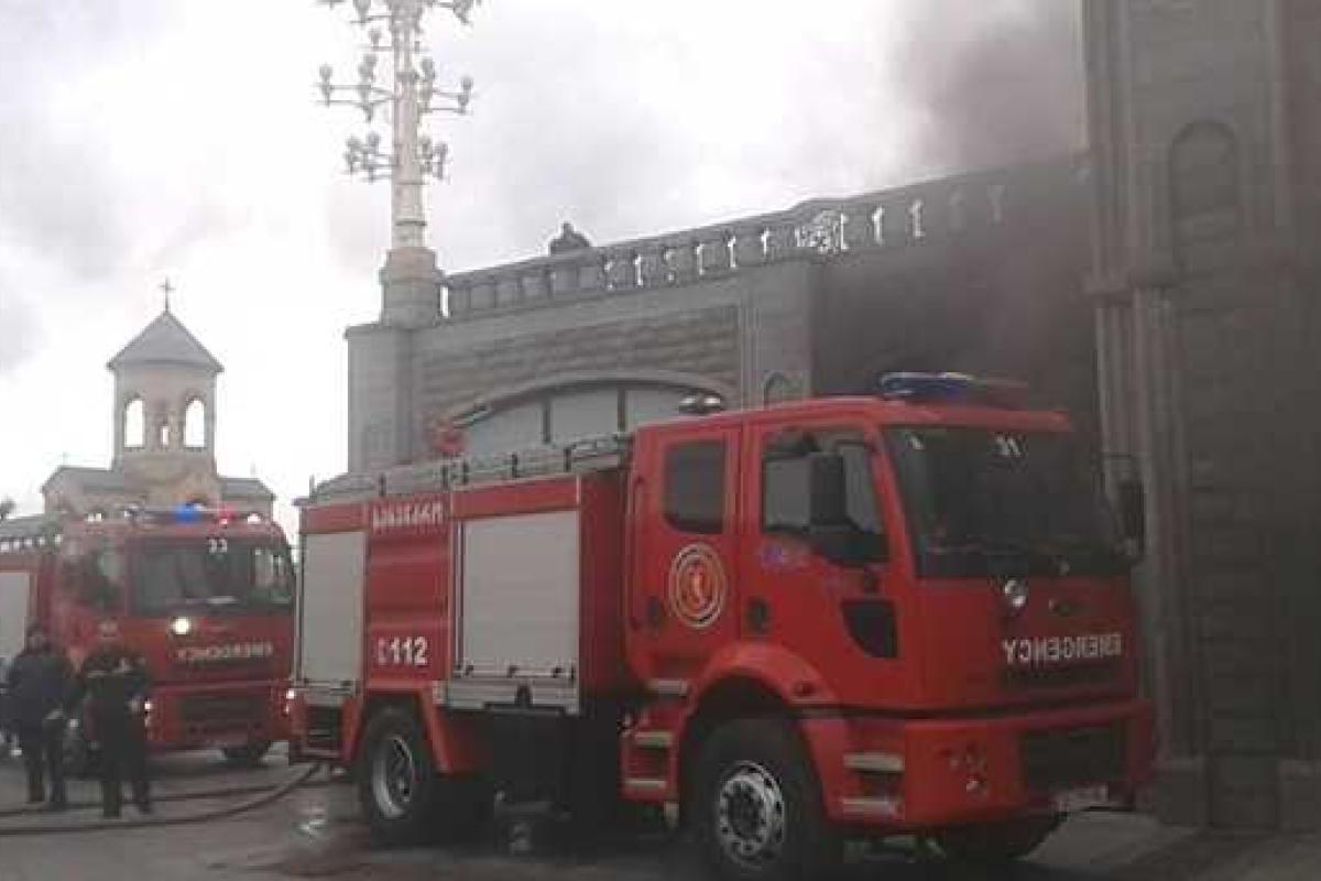 В Тбилиси спасатели из-за пожара эвакуировали прихожан из главного кафедрального собора В Тбилиси спасатели из-за пожара эвакуировали прихожан из главного кафедрального собора