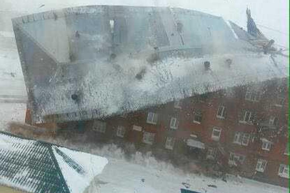 В Красноярском крае России ураганный ветер снес крышу с жилого пятиэтажного дома