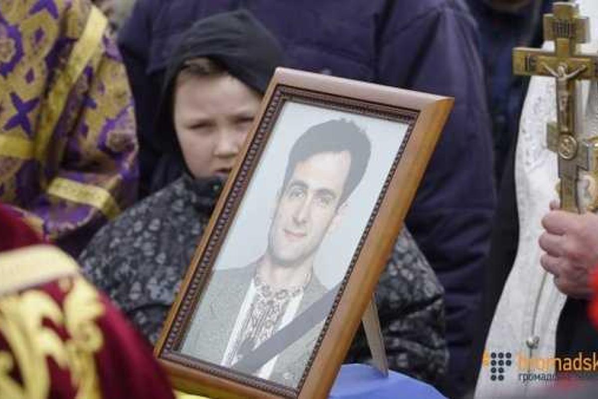 В Киеве похоронили Георгия Гонгадзе: проститься с журналистом пришло несколько сотен человек  В Киеве похоронили Георгия Гонгадзе: проститься с журналистом пришло несколько сотен человек