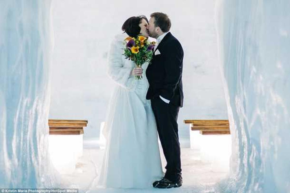 Британская пара провела оригинальную свадебную церемонию внутри ледника в Исландии