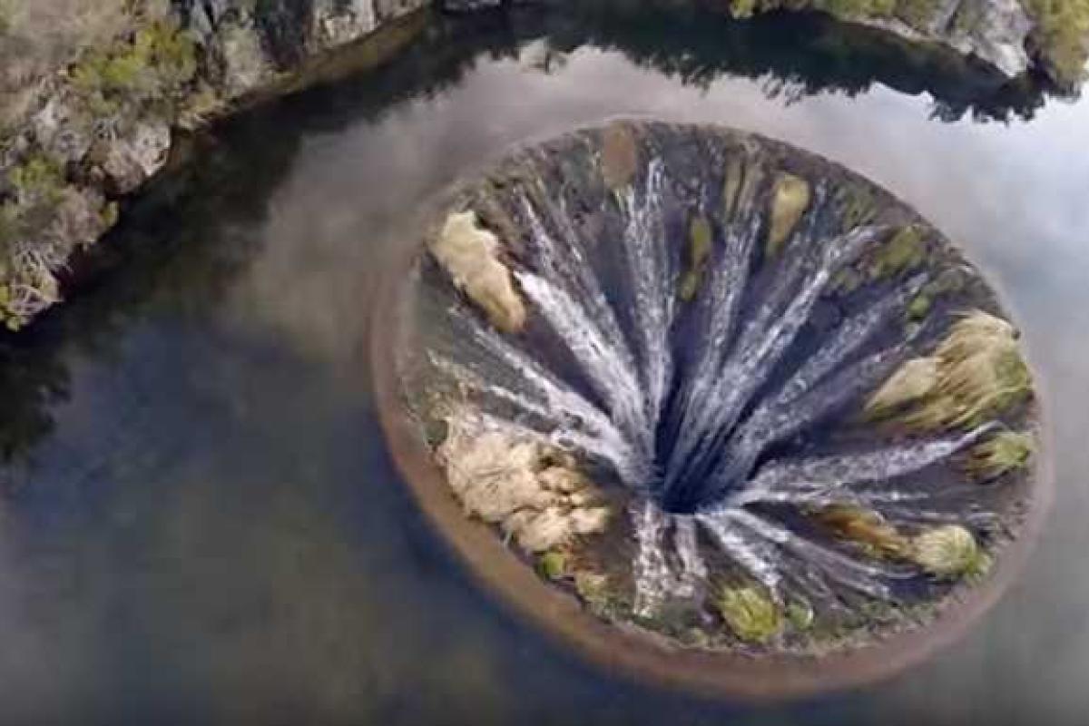 Хитом сети стало видео гигантской воронки, снятое при помощи дрона в Португалии