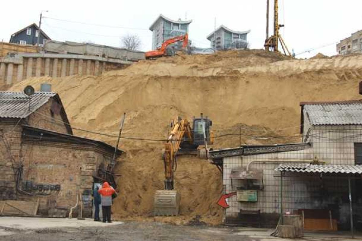 В центре Киева на стройплощадке сошел оползень В центре Киева на стройплощадке сошел оползень