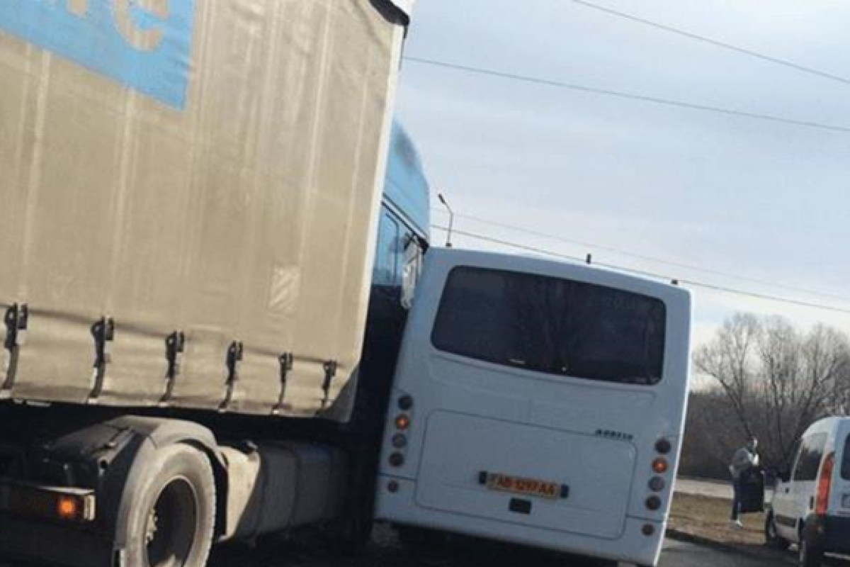 В Киеве маршрутка с пассажирами столкнулась с грузовым автомобилем В Киеве маршрутка с пассажирами столкнулась с грузовым автомобилем