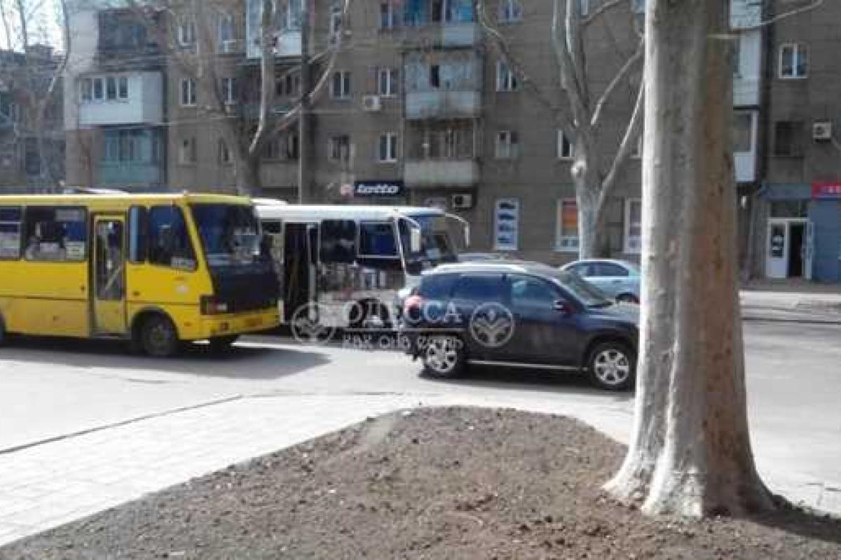 В Одессе "не поделили" дорогу инкассаторский автомобиль и маршрутный автобус В Одессе "не поделили" дорогу инкассаторский автомобиль и маршрутный автобус