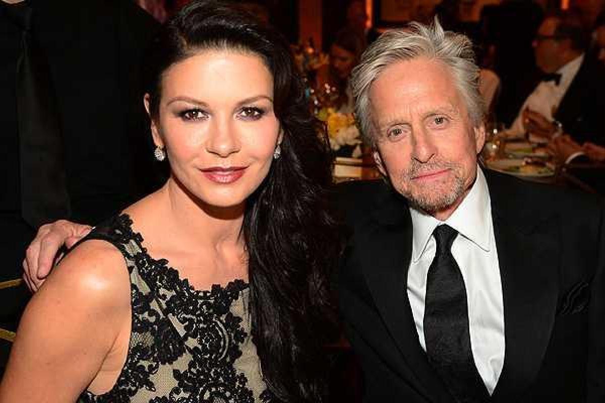 Папарацци подловили Майкла Дугласа с женой на пляже в Мексике