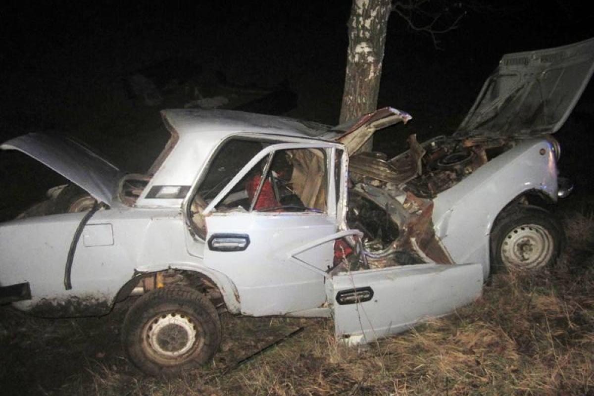 На Киевщине автомобиль "ВАЗ" превратился в груду металла после "встречи" с деревом: три человека травмированы