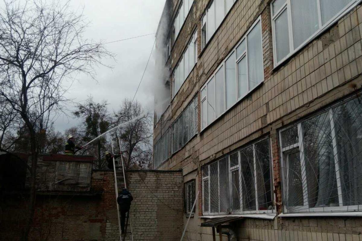 В Киеве произошел пожар в школе-интернате, есть пострадавшие В Киеве произошел пожар в школе-интернате, есть пострадавшие