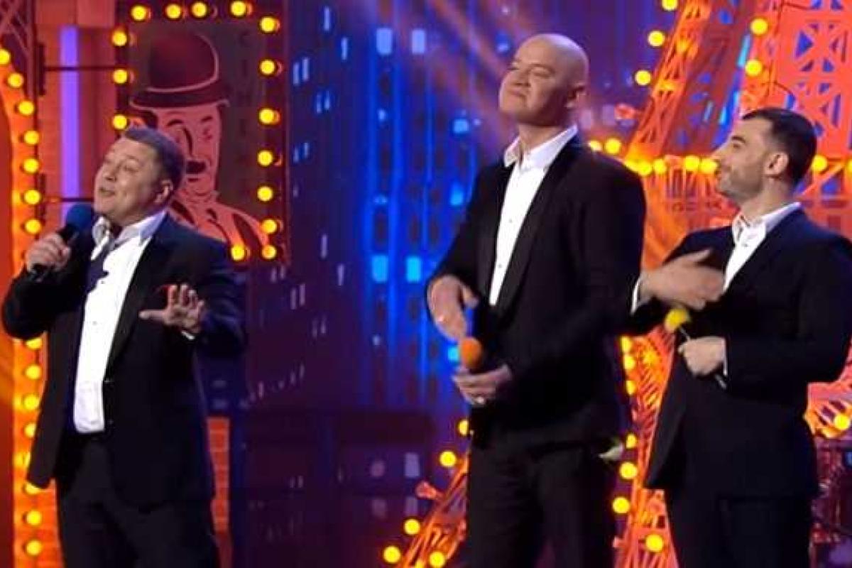 Сеть взорвал ролик с выступлением студии "Квартал 95": Яценюк на лабутенах Сеть взорвал ролик с выступлением студии "Квартал 95": Яценюк на лабутенах