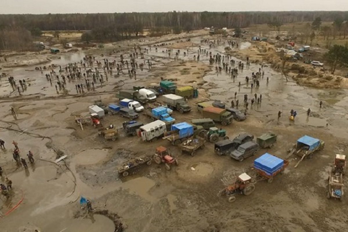 Янтарный апокалипсис: видео экологической катастрофы на приисках в Ровенской области Янтарный апокалипсис: видео экологической катастрофы на приисках в Ровенской области