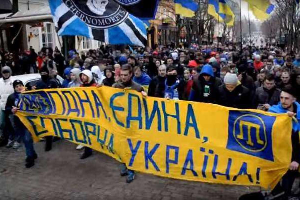 В Одессе футбольные фанаты провели громкое патриотическое шествие В Одессе футбольные фанаты провели громкое патриотическое шествие