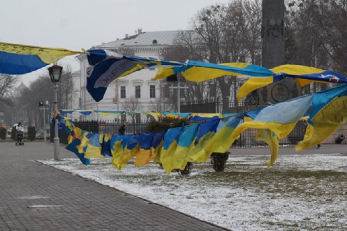 В центре Полтавы развеваются 143 флага Украины в честь погибших евромайдановцев и бойцов АТО В центре Полтавы развеваются 143 флага Украины в честь погибших евромайдановцев и бойцов АТО