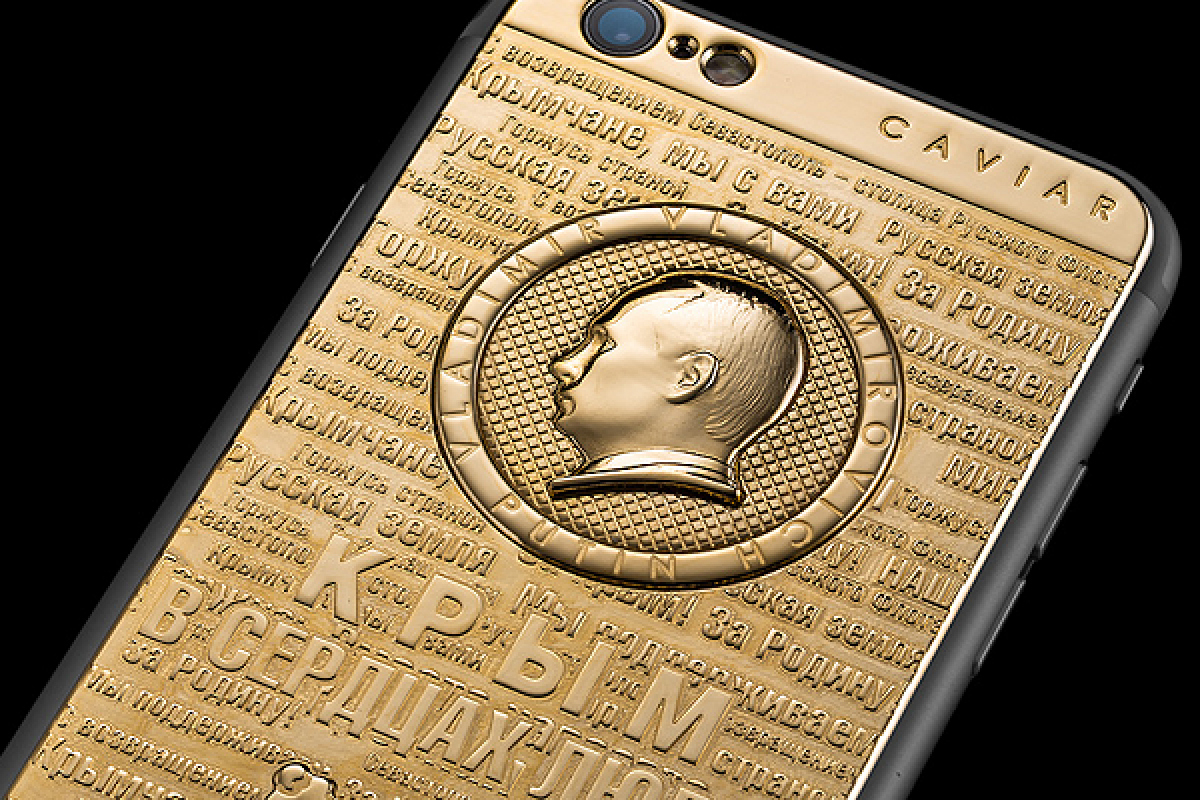 В России к годовщине присоединения Крыма создали золотой "iPhone 6s" с изображением Путина и Крыма В России к годовщине присоединения Крыма создали золотой "iPhone 6s" с изображением Путина и Крыма